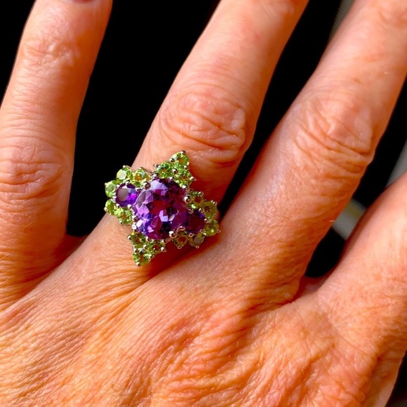 Sparkly statement ring. - Picture 5 of 5